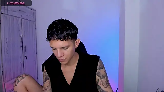 Snapshot of tylernova chatting on May 19, 3:35 am tylernova online show from May 19, 3:35 am