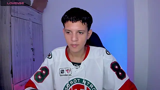 Snapshot of tylernova chatting on May 22, 1:35 am tylernova online show from May 22, 1:35 am
