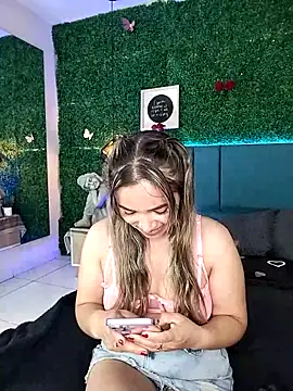 Snapshot of Kiaraa88 chatting on April 29, 8:26 pm Kiaraa88 online show from April 29, 8:26 pm