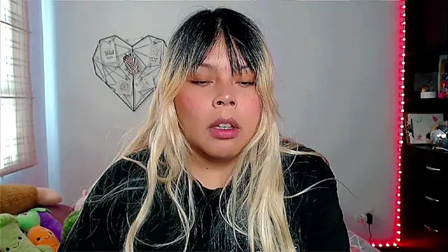 Snapshot of EllieMoonX chatting on November 17, 3:07 pm EllieMoonX online show from November 17, 3:07 pm