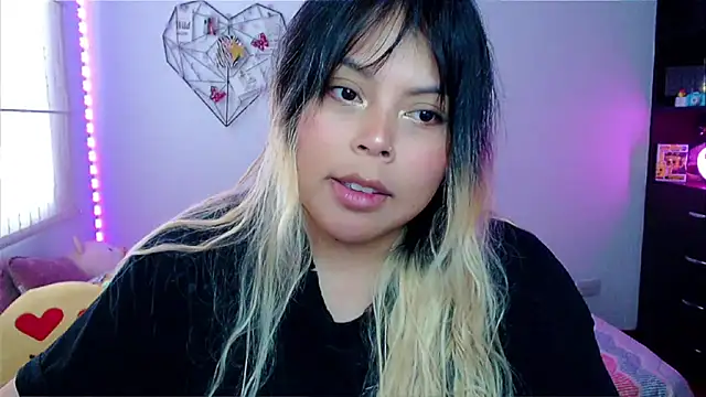 EllieMoonX online show from April 13, 10:15 pm