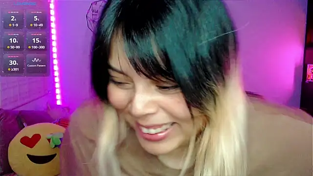 Snapshot of EllieMoonX chatting on April 22, 12:02 am EllieMoonX online show from April 22, 12:02 am