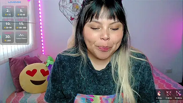 Snapshot of EllieMoonX chatting on May 2, 10:37 pm EllieMoonX online show from May 2, 10:37 pm
