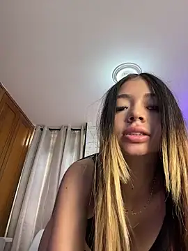 Snapshot of HoneyMollyX chatting on June 15, 1:02 pm HoneyMollyX online show from June 15, 1:02 pm