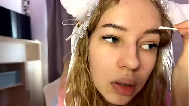 LunaCrave online show from October 23, 9:30 am