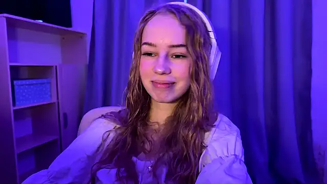 LunaCrave online show from October 31, 6:25 am