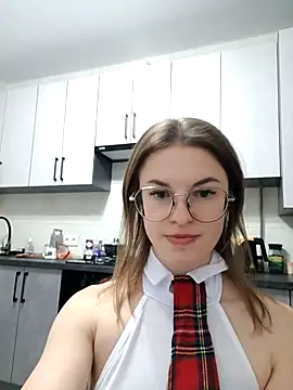 Snapshot of emelija chatting on November 11, 8:20 pm emelija online show from November 11, 8:20 pm