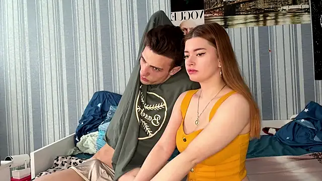 EmiliaCouple online show from March 19, 5:44 am