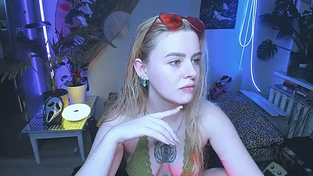 Snapshot of Alexa__Pirs chatting on October 21, 3:24 pm Alexa Pirs online show from October 21, 3:24 pm