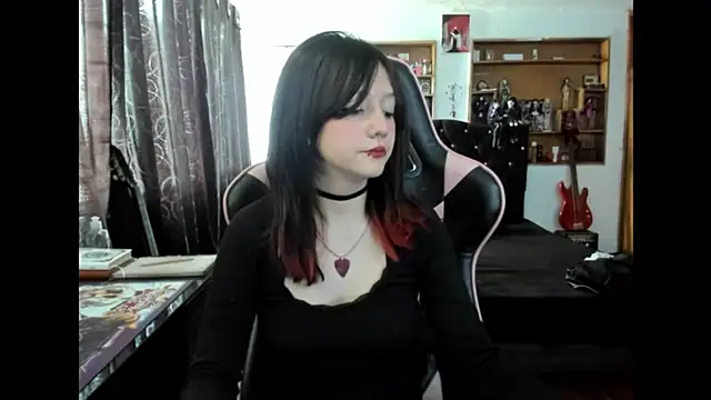 Maki Zein  online show from November 25, 7:03 pm