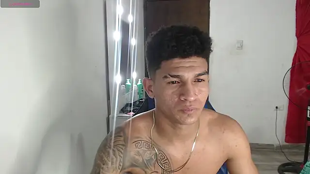 Snapshot of Angel_LatinGuy chatting on October 13, 6:02 am Angel LatinGuy online show from October 13, 6:02 am