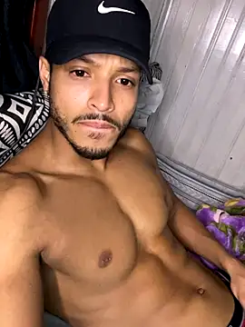 Snapshot of tomtresor chatting on October 24, 6:54 am tomtresor online show from October 24, 6:54 am