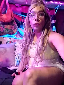 Snapshot of Queen2clouds chatting on November 16, 2:17 am Queen2clouds online show from November 16, 2:17 am