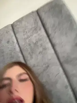 Snapshot of AlessiaLuxx chatting on July 6, 10:34 pm AlessiaLuxx online show from July 6, 10:34 pm
