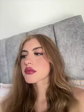 Snapshot of AlessiaLuxx chatting on July 10, 7:38 pm AlessiaLuxx online show from July 10, 7:38 pm