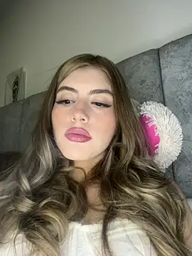 Snapshot of AlessiaLuxx chatting on July 25, 1:47 am AlessiaLuxx online show from July 25, 1:47 am