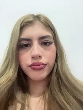 Snapshot of AlessiaLuxx chatting on August 5, 1:19 am AlessiaLuxx online show from August 5, 1:19 am