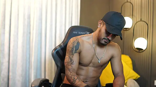 Snapshot of Reik_Vonn chatting on June 11, 12:58 pm Reik Vonn online show from June 11, 12:58 pm