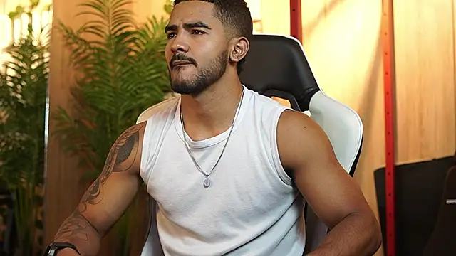 Snapshot of Reik_Vonn chatting on June 17, 1:30 am Reik Vonn online show from June 17, 1:30 am