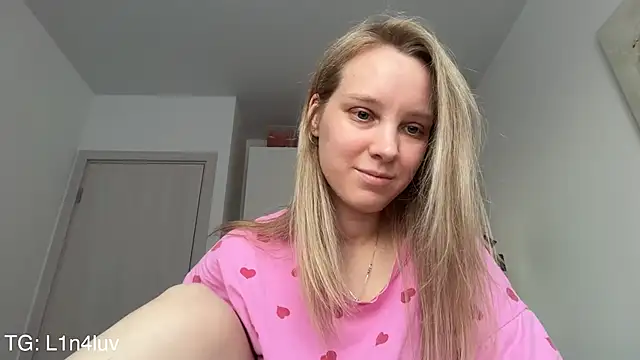 AIicaparkerc online show from April 13, 4:12 pm