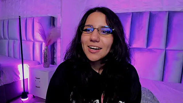 Snapshot of HollyPeach chatting on April 21, 1:42 am HollyPeach online show from April 21, 1:42 am