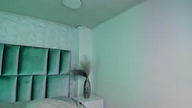 Snapshot of HollyPeach chatting on April 28, 2:27 am HollyPeach online show from April 28, 2:27 am