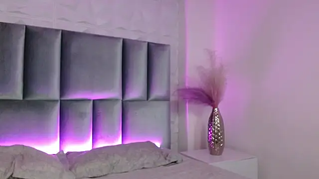 Snapshot of HollyPeach chatting on May 10, 6:24 pm HollyPeach online show from May 10, 6:24 pm