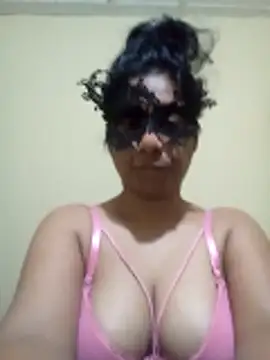 Expose Queen online show from December 1, 5:18 pm