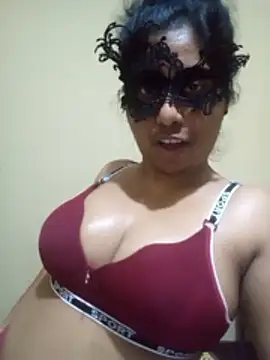 Expose Queen online show from March 6, 2:46 pm