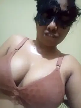 Expose Queen online show from March 10, 4:12 pm