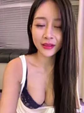 Snapshot of yiyi_3523 chatting on July 6, 3:03 pm yiyi 3523 online show from July 6, 3:03 pm