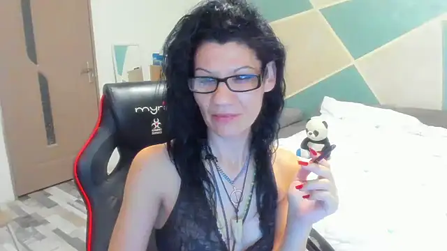 SweetSin40 online show from April 4, 6:05 pm