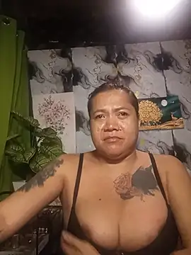 Snapshot of trishacummerts chatting on July 7, 8:35 pm trishacummerts online show from July 7, 8:35 pm