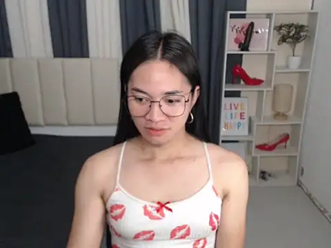 Snapshot of PetiteAsianMarian chatting on October 15, 10:15 am PetiteAsianMarian online show from October 15, 10:15 am