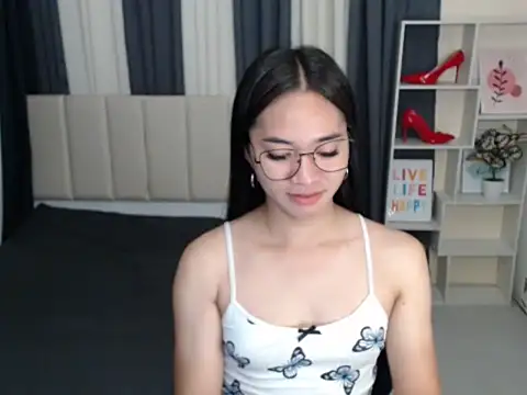 Snapshot of PetiteAsianMarian chatting on October 20, 9:59 pm PetiteAsianMarian online show from October 20, 9:59 pm