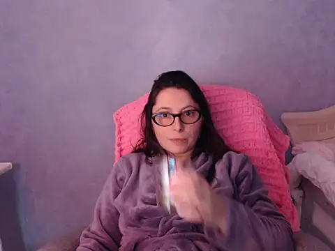 LuckyLisa23 online show from April 13, 10:37 pm