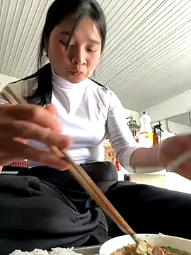 Snapshot of Linh-xxx chatting on November 2, 4:37 am Linh-xxx online show from November 2, 4:37 am