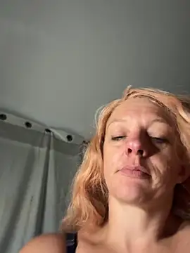 Snapshot of queenkelly1234 chatting on July 5, 10:33 am queenkelly1234 online show from July 5, 10:33 am