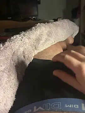 Snapshot of creamydeluxe chatting on November 6, 10:32 pm creamydeluxe online show from November 6, 10:32 pm