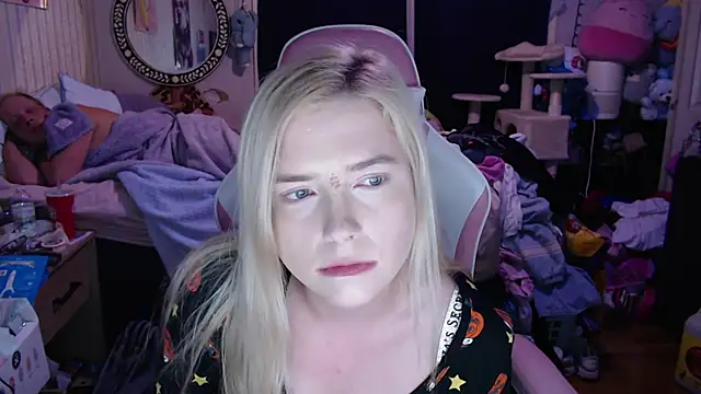 Snapshot of AddisonSparks chatting on October 16, 6:58 am AddisonSparks online show from October 16, 6:58 am