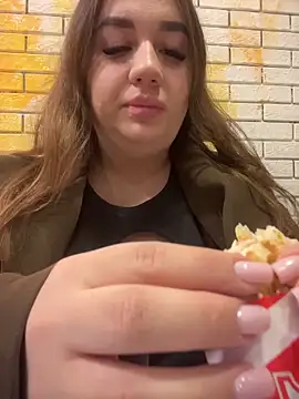 Snapshot of MirraMessy chatting on October 17, 8:17 am MirraMessy online show from October 17, 8:17 am