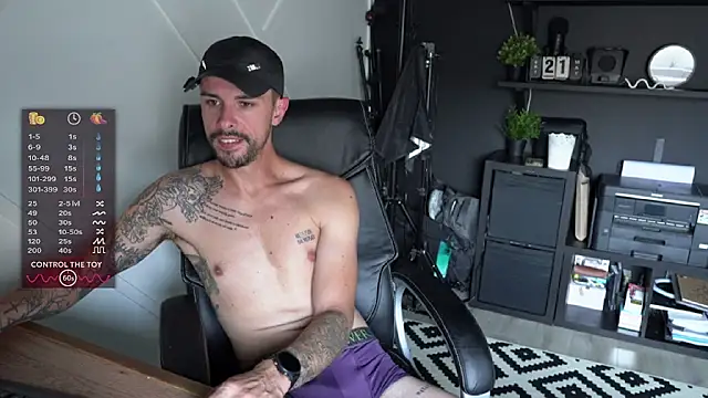 Snapshot of monsieurguitsxxx chatting on July 17, 12:45 pm monsieurguitsxxx online show from July 17, 12:45 pm