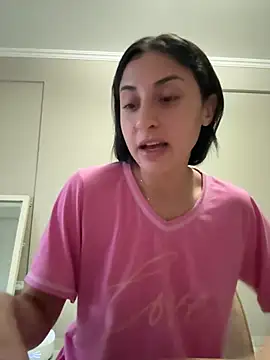 Snapshot of itsmiasofia chatting on June 1, 11:23 am itsmiasofia online show from June 1, 11:23 am