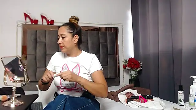 Snapshot of Salmma_Milf chatting on July 10, 11:57 am Salmma Milf online show from July 10, 11:57 am
