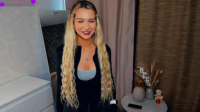 Snapshot of RosaleeSalm chatting on October 20, 6:36 am RosaleeSalm online show from October 20, 6:36 am