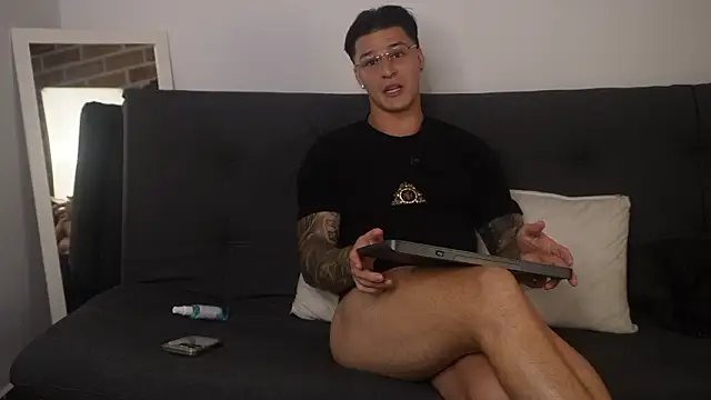 Snapshot of Dominick_walker chatting on February 19, 3:24 am Dominick walker online show from February 19, 3:24 am