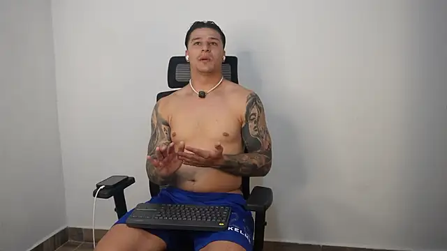 Snapshot of Dominick_walker chatting on March 17, 12:04 am Dominick walker online show from March 17, 12:04 am