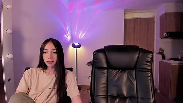 Snapshot of Mikeyvioleta_ chatting on April 15, 11:16 pm Mikeyvioleta online show from April 15, 11:16 pm