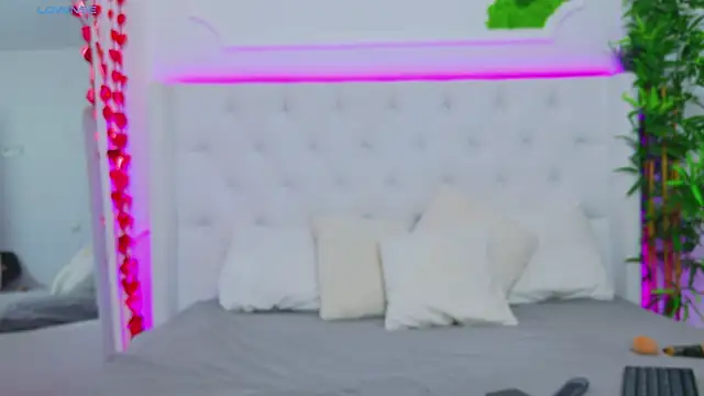 Snapshot of AriannaSins chatting on March 10, 1:21 pm AriannaSins online show from March 10, 1:21 pm