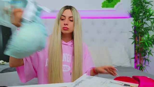 Snapshot of AriannaSins chatting on March 11, 1:23 pm AriannaSins online show from March 11, 1:23 pm